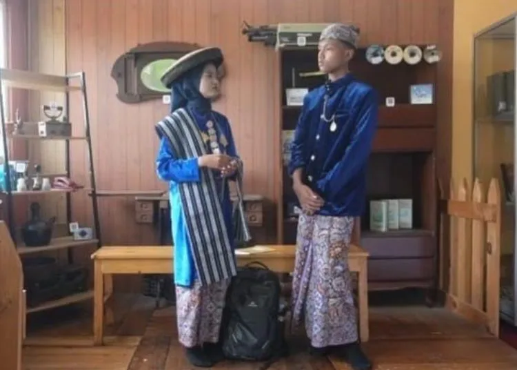 3 SMP di Kudus Lolos 10 Besar Lomba Dialog Berbahasa Jawa Dialek Muria 25 BERDIALOG: Tim SMP Negeri 1 Jati saat menampilkan manuskrip dialog berjudul Ora Jujur Kojur untuk Lomba Dialog Berbahasa Jawa Dialek Muria Tahun 2025. (Nisa Hafizhotus Syarifa/Lingkarjateng.id)