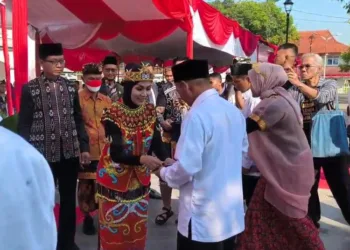 SIMBOLIS: Bupati Kendal Dyah Kartika Permanasari menyerahkan secara simbolis surat keputusan remisi kepada warga binaan lapas pada Minggu, 17 Agustus 2025. (Arvian Maulana/Lingkarjateng.id)
