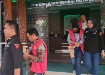 Sejumlah tersangka kasus dugaan korupsi di Perumda BPR Bank Pasar Kota Semarang digiring keluar dari Kejari Kota Semarang menuju mobil tahanan, Jumat, 29 Agustus 2025. (Syahril Muadz/Lingkarjateng.id)