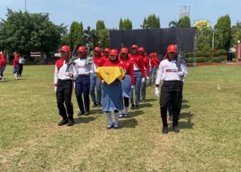 LATIHAN: Para pelajar menjalani latihan penurunan bendera persiapan upacara HUT Kemerdekaan di Alun-Alun Simpang Tujuh Kudus pada Kamis, 14 Agustus 2025 siang. (Fahtur Rohman/Lingkarjateng.id)