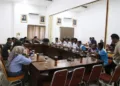 8 Bulan Tanpa Upah, Buruh PT Panamtex Pekalongan Minta Kepastian Nasib 29 AUDIENSI: Perwakilan buruh PT Panamtex menyampaikan aspirasi kepada DPRD Kabupaten Pekalongan dalam audiensi di ruang Komisi D DPRD, Rabu, 6 Agustus 2025. (Fahri Akbar/Lingkarjateng.id)