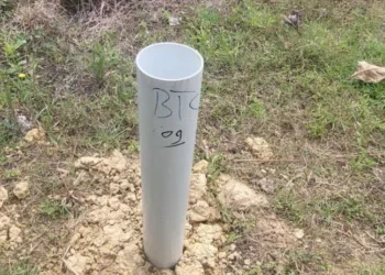 POTRET: Salah satu titik calon sumur minyak yang masing menggunakan casing paralon di di lahan milik warga Desa Botoreco, Kecamatan Kunduran, Kabupaten Blora. (Lingkar Network/Lingkarjateng.id)