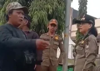 TANGKAPAN LAYAR: Adu mulut antara oknum pedagang kaki lima (PKL) dan sejumlah petugas Satpol PP di area Kendal Open Fair 2025 di Stadion Utama Kebondalem Kendal Selasa, 12 Agustus 2025 sore. (Istimewa/Lingkarjateng.id)