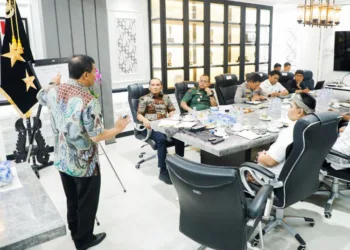 Gubernur Jawa Tengah, Ahmad Luthfi, menggelar rapat terbatas dengan Forum Komunikasi Pimpinan Daerah (Forkopimda) setempat di kantornya, Kamis (14/8/2025). (HUMAS PEMPROV)