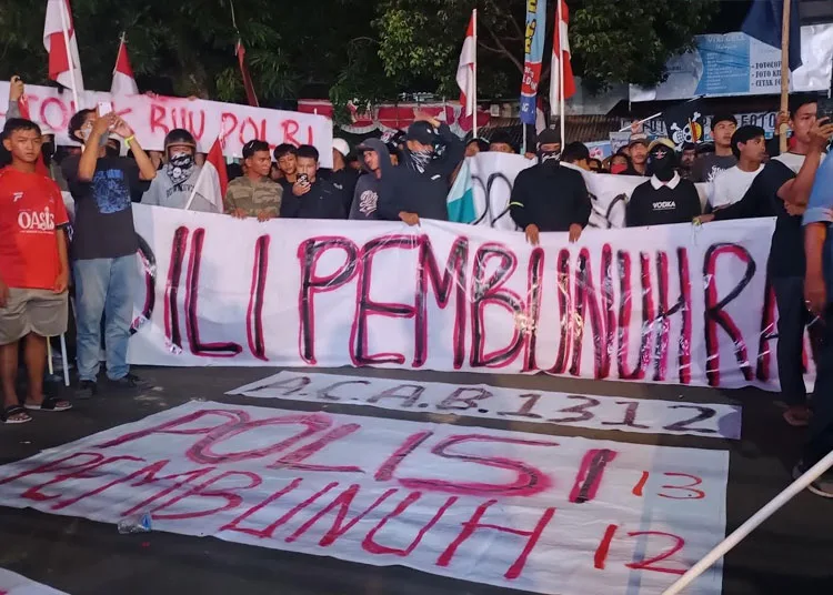 Aksi Unjuk Rasa di Jepara Berakhir Ricuh, Gedung DPRD Dibakar 25 Suasana demo di Mapolres Jepara pada Sabtu (30/8/2025) malam (Tomi Budianto)