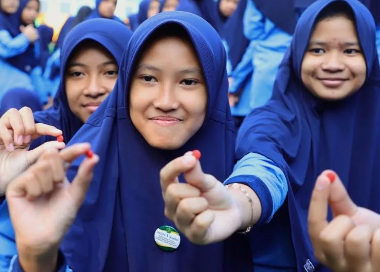 Anemia hingga Kesehatan Gigi Jadi Temuan Terbanyak CKG Sekolah di Kudus 25 ILUSTRASI: Siswa di Kabupaten Kudus saat menerima tablet tambah darah di sekolah. (Nisa Hafizhotus Syarifa/Lingkarjateng.id)