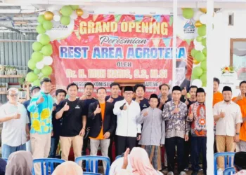 Anggota DPR RI, Muh Haris, berfoto usai meresmikan Rest Area Agrotera di Desa Gondang, Kecamatan Limbangan, Kabupaten Kendal, pada Sabtu, 23 Agustus 2025. (Unggul Priambodo/Lingkarjateng.id)