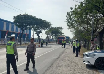 PENYEKATAN: Petugas Polres Rembang melakukan pemeriksaan dan imbauan lalu lintas kepada pengemudi bus Surabaya - Semarang, Rabu, 13 Agustus 2025. (Muhammad Faalih/Lingkarjateng.id)