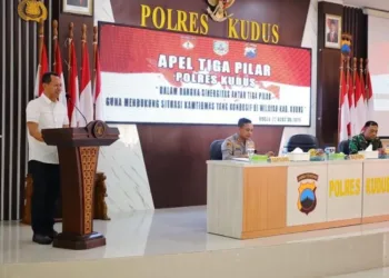 APEL: Bupati Kudus Sam’ani Intakoris menyampaikan sambutan pada kegiatan Apel Tiga Pilar di Polres Kudus pada Jumat, 22 Agustus 2025. (Nisa Hafizhotus Syarifa/Lingkarjateng.id)