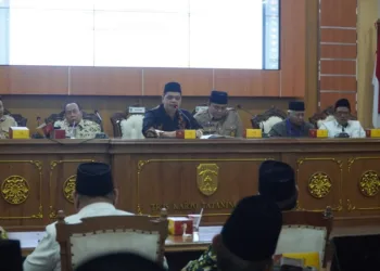 Bupati Jepara, Witiarso Utomo, memimpin audiensi bersama PCNU Jepara di Gedung Shima pada Kamis, 14 Agustus 2025. (Tomi Budianto/Lingkarjateng.id)