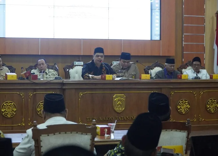 Bupati Jepara, Witiarso Utomo, memimpin audiensi bersama PCNU Jepara di Gedung Shima pada Kamis, 14 Agustus 2025. (Tomi Budianto/Lingkarjateng.id)