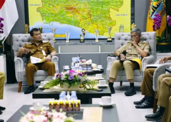 Gubernur Jawa Tengah, Ahmad Luthfi, saat menerima audiensi terkait peringatan Hari Jadi ke-80 Jateng di Kantor Gubernur pada Senin, 11 Agustus 2025. (Pemprov Jateng/Lingkarjateng.id)