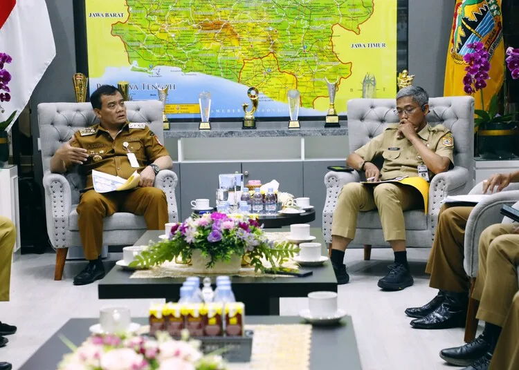 Peringatan Hari Jadi ke-80 Jawa Tengah Digelar di 3 Daerah, Ini Rangkaian Acaranya 25 Gubernur Jawa Tengah, Ahmad Luthfi, saat menerima audiensi terkait peringatan Hari Jadi ke-80 Jateng di Kantor Gubernur pada Senin, 11 Agustus 2025. (Pemprov Jateng/Lingkarjateng.id)