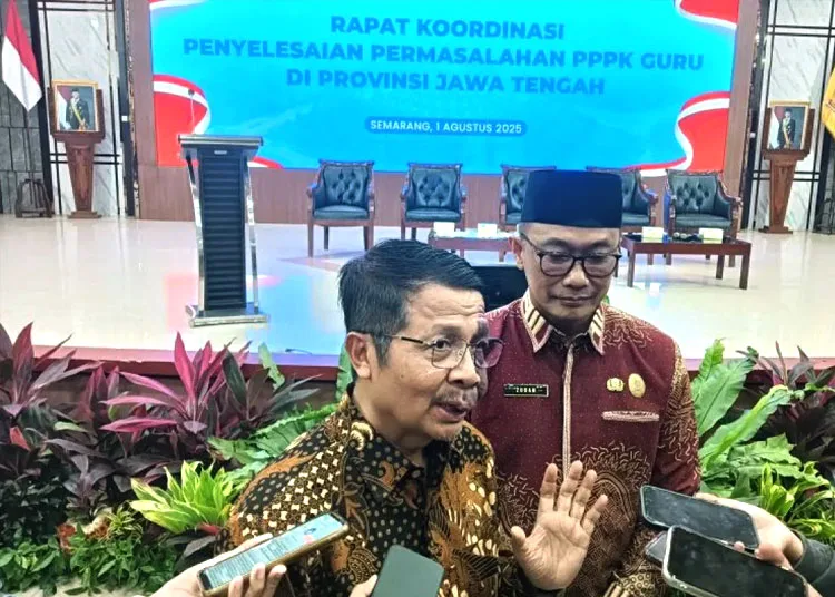 BKN Desak Pemda Segera Ajukan Formasi Guru, Pengangkatan Harus Tuntas 2025 25 Kepala BKN Zidan Arif Fakrulloh bersama dengan anggota DPD RI asal Jateng Muhdi, saat Rapat Koordinasi Penyelesaian Permasalahan Guru di Jawa Tengah, di Kantor Badan Pengembangan Sumber Daya Manusia (BPSDMD) Jateng, Semarang, Jumat (1/8/2025). ANTARA