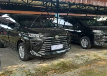 POTRET: Mobil operasional kecamatan diparkir di halaman belakang kantor Setda Kabupaten Blora. (Istimewa/Lingkarjateng.id)
