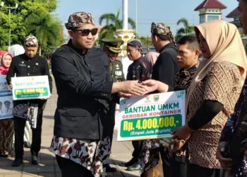 Hadiah HUT RI, Puluhan Pelaku UMKM di Batang Dapat Bantuan Gerobak Kontainer 25 Penyerahan bantuan garobak kontainer secara simbolis kepada pelaku UMKM di Kabupaten Batang pada Minggu, 17 Agustus 2025. (Pemkab Batang/Lingkarjateng.id)