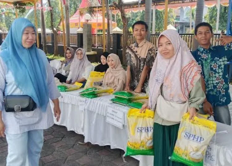 Bazar Pangan Murah di Pekalongan Sediakan Sembako di bawah Harga Pasar 25 BELANJA: Seorang warga usai berbelanja sembako di bazar pangan murah yang digelar di halaman kantor Disperindag Kabupaten Pekalongan, Rabu, 27 Agustus 2025. (Fahri Akbar/Lingkarjateng.id)