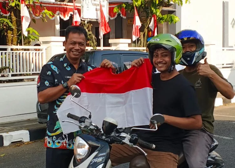 Bupati Blora Instruksikan Seluruh Instansi Bagikan Bendera Merah Putih Gratis ke Warga 25 Kepala Dinsos P3A Blora Luluk Kusuma Agung Ariadi memberikan bendera kepada masyarakat. (Eko Wicaksono/Lingkarjateng.id)