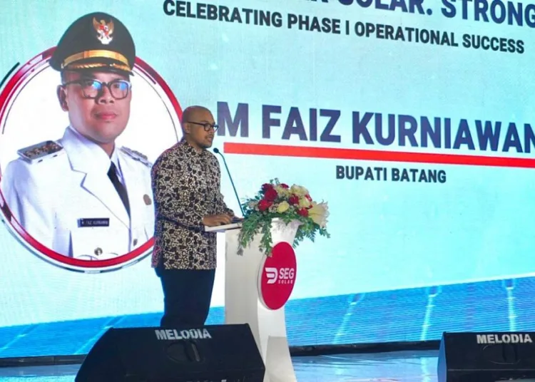 Bupati Batang, M. Faiz Kurniawan, memberikan sambutan saat meresmikan pabrik SEG Solar di KEK Industropolis Batang pada Jumat, 8 Agustus 2025. (Pemkab Batang/Lingkarjateng.id)
