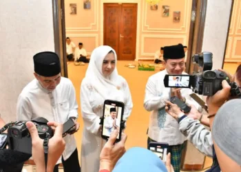 Bupati Pekalongan, Fadia Arafiq, saat memberikan keterangan terkait uji coba lima hari sekolah yang tetap menjaga tradisi mengaji di TPQ, Usai kegiatan Qotmil Qur’an dan doa bersama, bertempat di Rumah Dinas Bupati Pekalongan, Jumat, 8 Agustus 2025. (Fahri Akbar/Lingkarjateng.id)