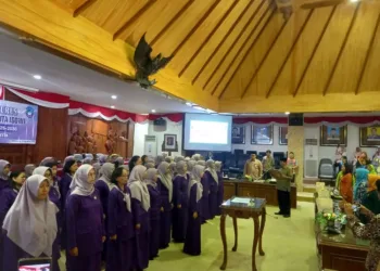 PELANTIKAN: Bupati Harno Gabungan Organisasi Wanita (GOW) masa bakti 2025–2030 di Ruang Sidang Paripurna Gedung DPRD Kabupaten Rembang pada Selasa, 12 Agustus 2025.  (Muhammad Faalih/Lingkarjateng.id)