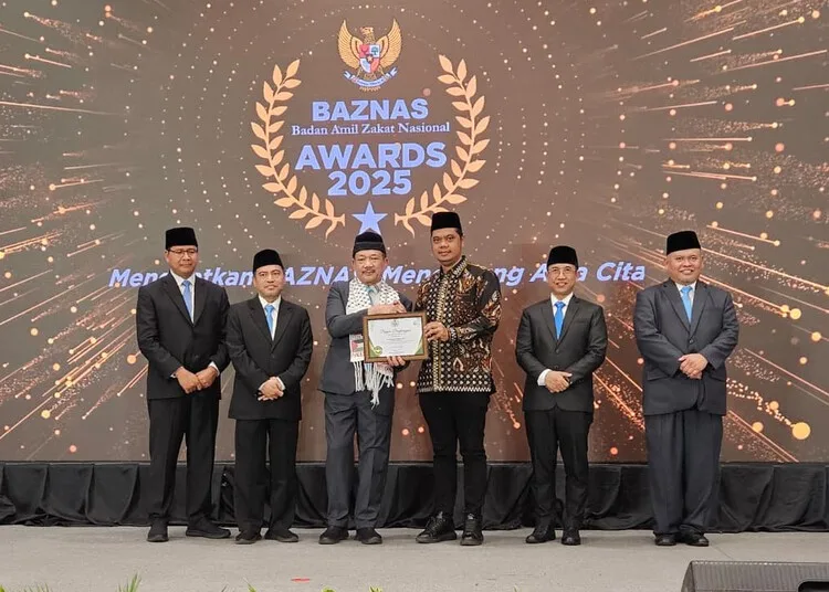 Bupati Jepara Raih Penghargaan Kepala Daerah Pendukung Gerakan Zakat 25 Bupati Jepara, Witiarso Utomo, menerima penghargaan pala daerah pendukung gerakan zakat Indonesia dalam Rakor BAZNAS RI 2025 di Jakarta, pada Kamis, 28 Agustus 2025. (Pemkab Jepara/Lingkarjateng.id)