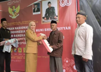 SIMBOLIS: Bupati Kendal, Dyah Kartika Permanasari, menyerahkan secara simbolis bantuan dua unit rumah kepada warga Desa Pojoksari, Kecamatan Rowosari pada Senin, 25 Agustus 2025. (Arvian Maulana/Lingkarjateng.id)