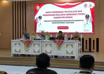 RAPAT: Bupati Kendal Dyah Kartika Permanasari (kedua kiri) dalam Rapat Koordinasi Tim Evaluasi dan Pengawasan Realisasi Anggaran (Tepra) Kabupaten Kendal di Gedung Abdi Praja Setda Kendal, Selasa 19 Agustus 2025. (Arvian Maulana/Lingkarjateng.id)