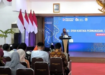 Bupati Kendal, Dyah Kartika Permanasari, saat memberikan arahan kepada para pelaku UMKM setempat pada Jumat, 22 Agustus 2025. (Arvian Maulana/Lingkarjateng.id)