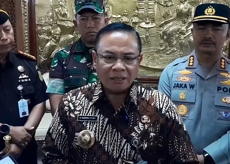 Bupati Pati, Sudewo, memberi keterangan kepada awak media di Pendopo Kabupaten Pati pada Jumat, 8 Agustus 2025. (Mutia Parasti/Lingkarjateng.id)