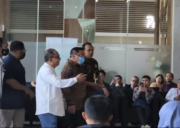 Bupati Pati Sudewo di KPK Dimintai Keterangan Soal Kasus DJKA 25 Bupati Pati Sudewo (pakai masker biru) saat tiba di Gedung Merah Putih KPK, Jakarta pada Rabu, 27 Agustus 2025. (Lingkar Network/Lingkarjateng.id)