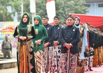 Bupati Pekalongan Fadia Arafiq dan Wakil Bupati Sukirman dalam barisan kirab budaya hari jadi ke-403 Kabupaten Pekalongan, Senin, 25 Agustus 2025. (Fahri Akbar/Lingkarjateng.id)