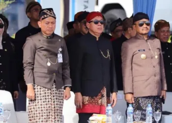 Bupati Kudus Samani Intakoris (kiri) saat upacara Hari Jadi ke-80 Jawa Tengah di Batang, Selasa, 19 Agustus 2025. (Humas Pemkab Kudus/Lingkarjateng.id)