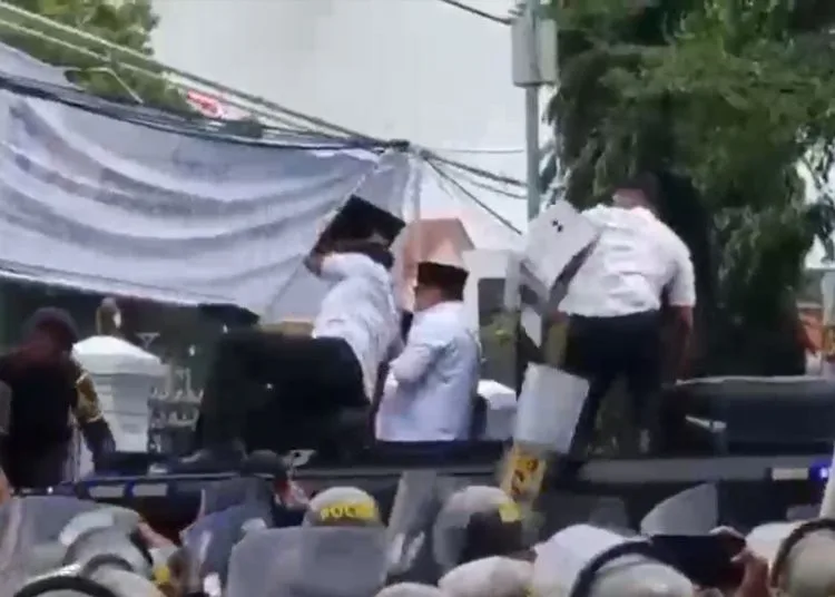 Bupati Sudewo Temui Massa Demo Pati Usai Ricuh, Sampaikan Hal Ini 25 RICUH: Bupati Pati Sudewo (berpeci) menemui massa demo dengan dikawal polisi di depan kantor Setda Pati, Rabu, 13 Agustus 2025. (Lingkar Network/Lingkarjateng.id)