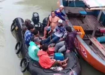 EVAKUASI: Tim Satpolairud Polres Demak saat mengevakuasi pemancing yang terombang-ambing di tengah laut Morodemak, Kecamatan Bonang, Kabupaten Demak pada Selasa, 19 Agustus 2025. (M. Burhanuddin Aslam/Lingkarjateng.id)