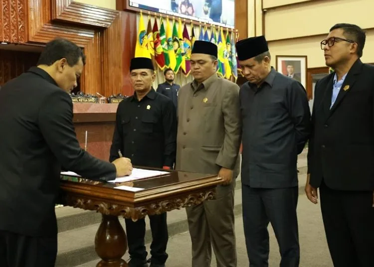 DPRD Jateng Minta Pemprov Prioritaskan APBD Perubahan untuk Kepentingan Masyarakat 25 Gubernur Jawa Tengah Ahmad Luthfi bersama jajaran pimpinan DPRD Jateng menandatangani persetujuan Raperda APBD Perubahan 2025 pada Selasa, 5 Agustus 2025. (Humas DPRD Jateng/Lingkarjateng.id)