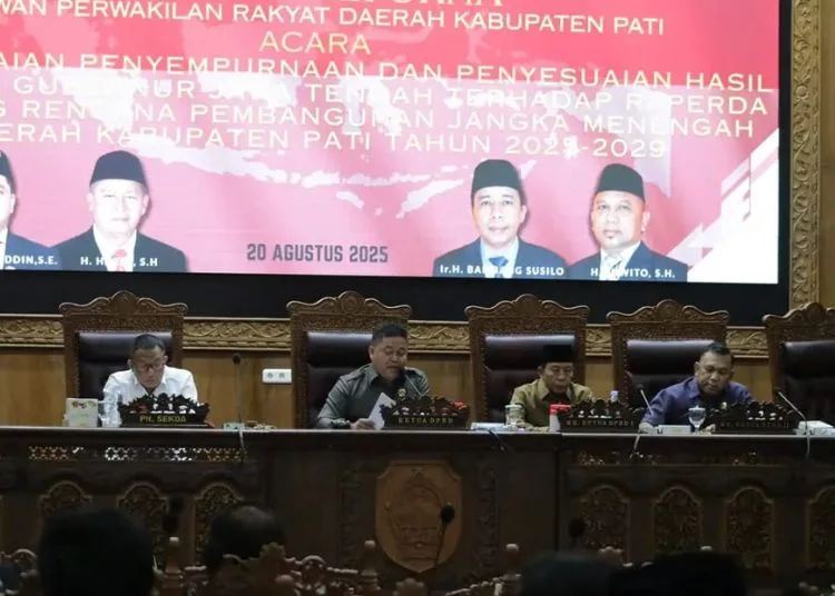 DPRD Pati Dorong Perubahan RPJMD Ditindaklanjuti Secara Tepat 25 RAPAT: Ketua DPRD Pati Ali Badrudin (kedua kiri) memimpin rapat paripurna penyempurnan dan penyesuaian RPJMD di gedung DPRD Pati pada Rabu, 20 Agustus 2025. (Lingkar Network/Lingkarjateng.id)