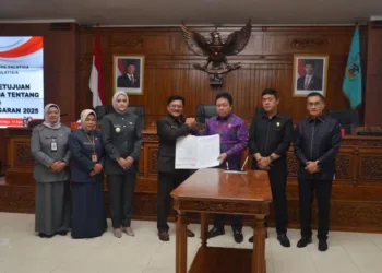 SIMBOLIS: Wali Kota Salatiga Robby Hernawan bersama jajaran pimpinan DPRD serah terima kesepakatan Raperda tentang Perubahan APBD Tahun Anggaran 2025 saat Rapat Paripurna di Ruang Bhinneka Tunggal Ika Kantor DPRD, Senin, 11 Agustus 2025. (Prokompim Setda Salatiga/Lingkarjateng.id)