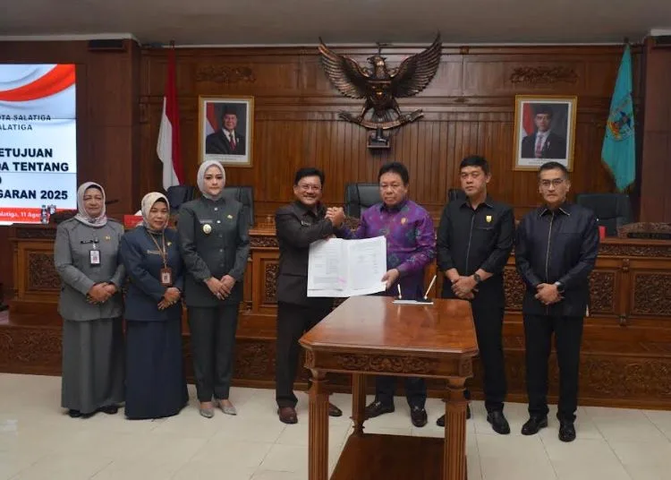 DPRD dan Pemkot Salatiga Sepakati Perubahan APBD 2025 25 SIMBOLIS: Wali Kota Salatiga Robby Hernawan bersama jajaran pimpinan DPRD serah terima kesepakatan Raperda tentang Perubahan APBD Tahun Anggaran 2025 saat Rapat Paripurna di Ruang Bhinneka Tunggal Ika Kantor DPRD, Senin, 11 Agustus 2025. (Prokompim Setda Salatiga/Lingkarjateng.id)