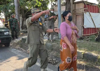 Personel Satpol PP Demak saat mengamankan wanita tuna susila (WTS). (Dok. for Lingkarjateng.id)