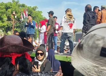 DEMO: Suasana demo di kawasan Alun-Alun Kabupaten Pati pada Rabu, 13 Agustus 2025. (Lingkar Network/Lingkarjateng.id)