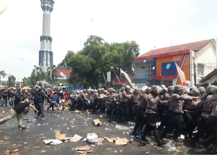 Sempat Ditangkap Polisi, 22 Peserta Demo Pati Sudah Dilepas 25 Sejumlah aparat Kepolisian menyelamatkan diri dari amukan massa yang anarkis saat unjuk rasa di depan Kantor Bupati Pati pada Rabu, 13 Agustus 2025. (Antara/Lingkarjateng.id)