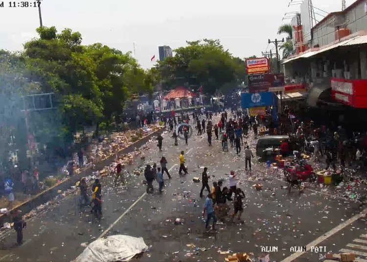 Demo di Pati Memanas, Massa Kocar-Kacir Amankan Diri dari Gas Air Mata 25 TANGKAPAN LAYAR: Suasana demo usai polisi menembakkan gas air mata lantaran terjadi kericuhan, Rabu 13 Agustus 2025. (CCTV Dishub Pati/Lingkarjateng.id)