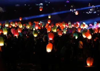 Ribuan wisatawan menerangkan lampion dalam gelaran Dieng Culture Festival di Lapangan Pandawa Kawasan Candi Arjuna, Kabupaten Banjarnegara, pada Sabtu malam, 23 Agustus 2025. (Pemprov Jateng/Lingkarjateng.id)
