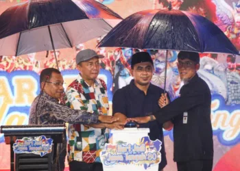 Diguyur Hujan Parade Seni Budaya Hari Jadi ke 80 Jateng tetap Meriah