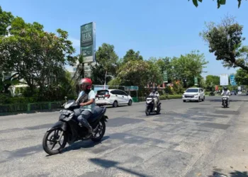 Dikeluhkan Warga, Jalan R Agil Kusumadya Kudus Diperbaiki Bertahap 29 POTRET: Tampak pengendara melintas di Jalan R Agil Kusumadya turut Kecamatan Jati, Kabupaten Kudus yang sering dikeluhkan warga karena bergelombang. (Nisa Hafizhotus Syarifa/Lingkarjateng.id)