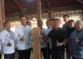 Dukung Pemberdayaan UMKM Jepara, Investor Berikan Bantuan 30 Tenda 29 SIMBOLIS: Bupati Jepara, Witiarso Utomo (kedua kiri) menerima secara simbolis bantuan tenda untuk UMKM dari PT. Mitra Wisma Rasa dan PT Empat Putra Berlian Sejahtera di Pendopo RA Kartini, Rabu, 6 Agustus 2025. (Tomi Budianto/Lingkarjateng.id)