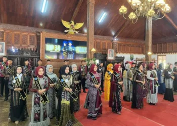 BERBARIS: Para grand finalis Duta Antinarkoba 2025 Kabupaten Jepara di Pendopo R.A. Kartini Jepara, pada Kamis, 31 Juli 2025. (Tomi Budianto/Lingkarjateng.id)