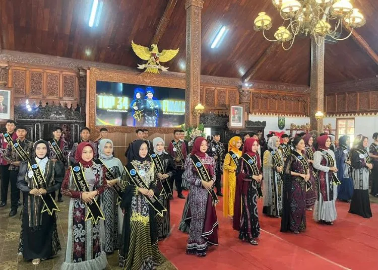Duta Antinarkoba Jepara Diharap Aktif Suarakan Pesan Antinarkoba 25 BERBARIS: Para grand finalis Duta Antinarkoba 2025 Kabupaten Jepara di Pendopo R.A. Kartini Jepara, pada Kamis, 31 Juli 2025. (Tomi Budianto/Lingkarjateng.id)