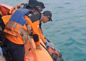 Proses evakuasi mayat seorang pemancing asal Semarang di wilayah perairan Morodemak, Kecamatan Bonang, Kabupaten Demak, pada Rabu, 20 Agustus 2025. (M. Burhanuddin Aslam/Lingkarjateng.id)